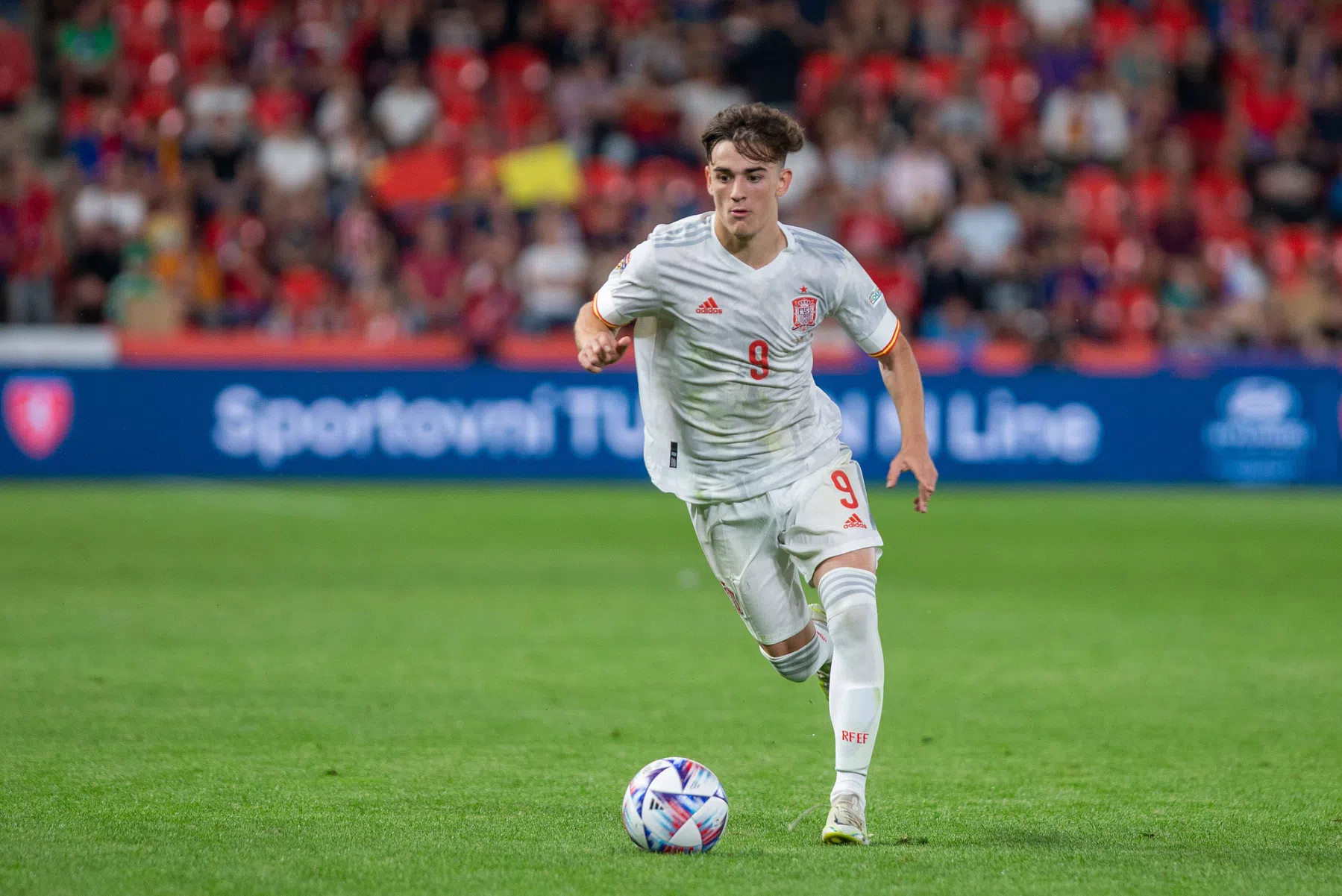 Gavi maakt indruk bij La Roja: 'Achter de babyface gaat een oorlogsveteraan schuil'