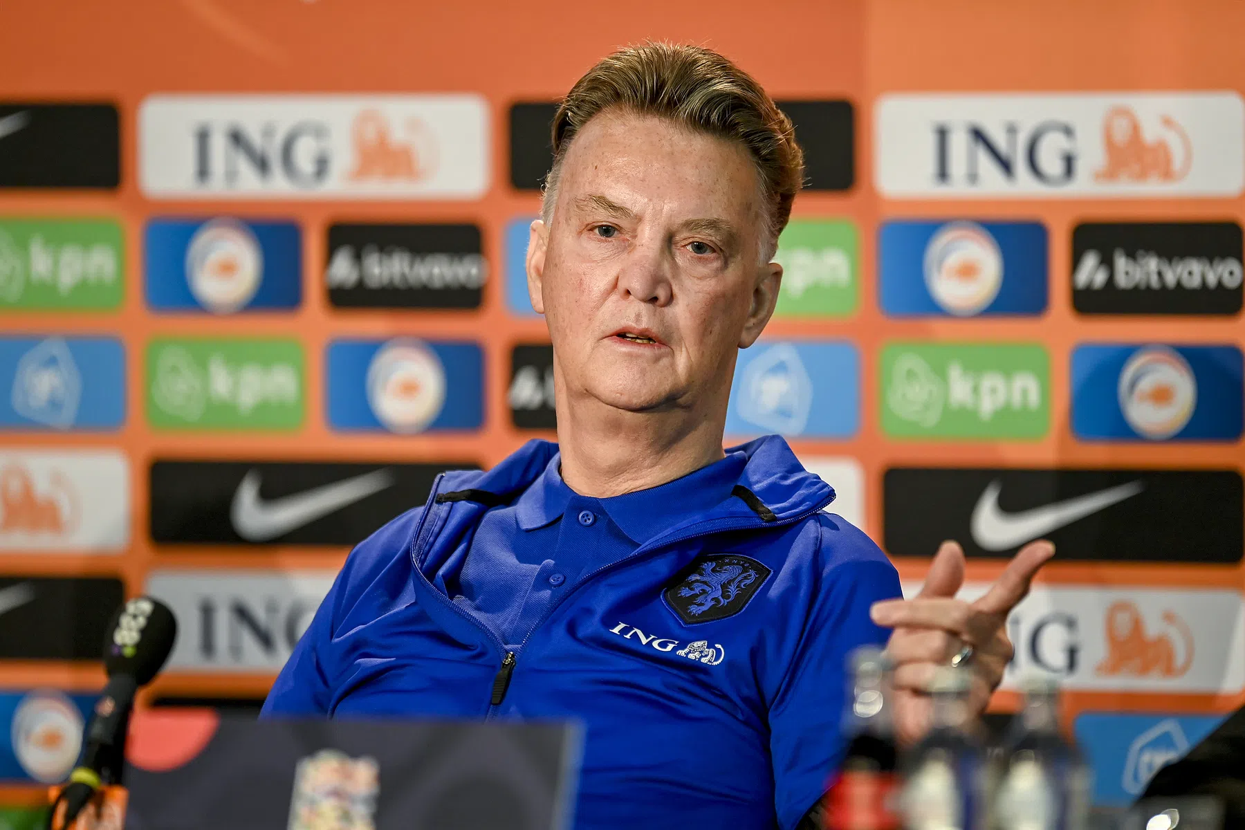 Van Gaal pakt Gullit aan op persconferentie: 'Het is onzin' 