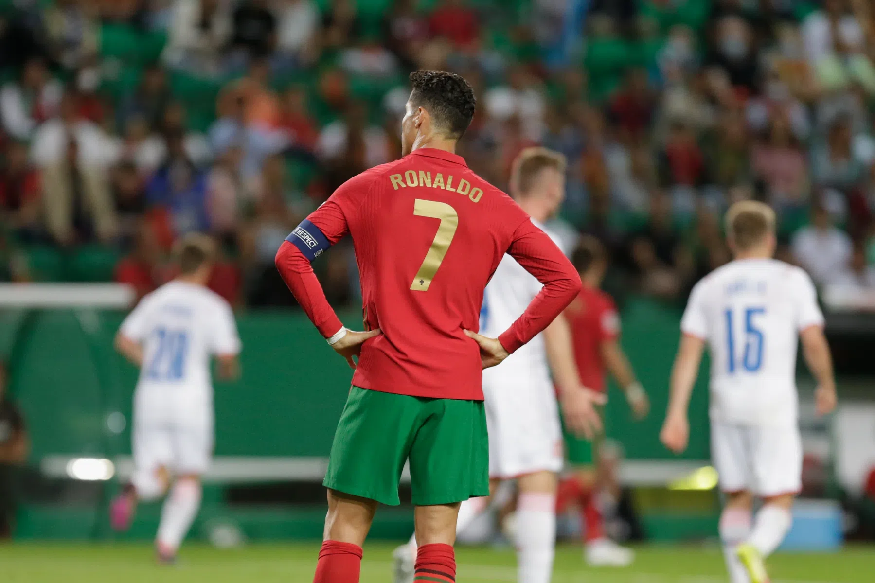 Ronaldo ontsnapt aan rood: 'Ten Hag moet hem dit niet laten doen'