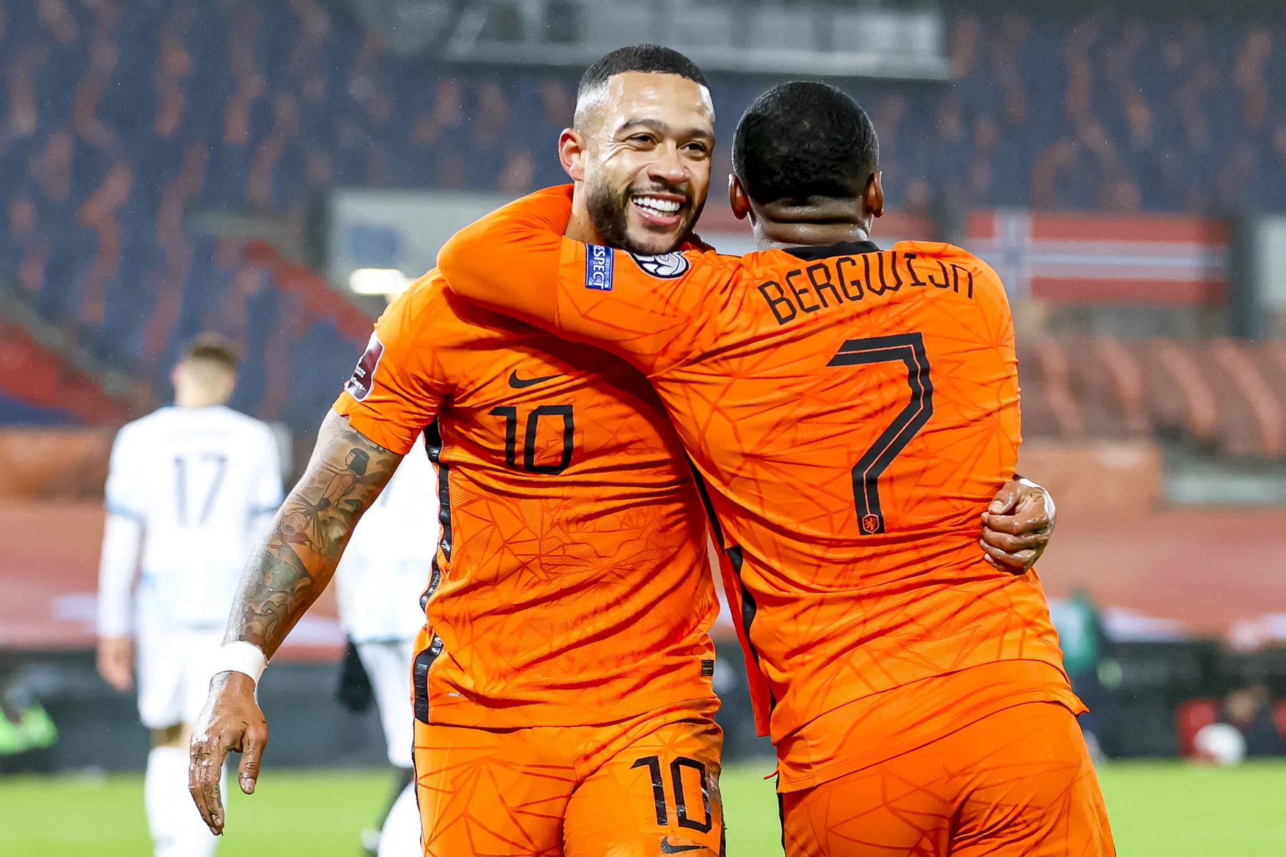 Oranje terug in bastion De Kuip, Memphis kan Bergkamp en Kluivert evenaren