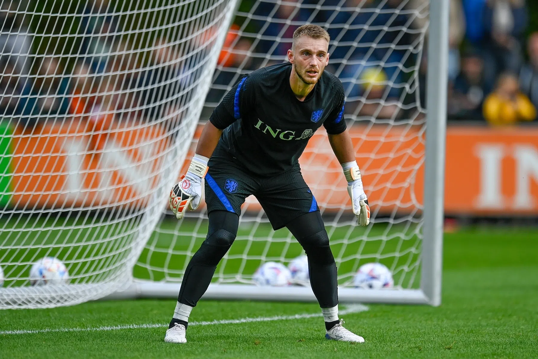 Cillessen laat zich zien op training Nederlands elftal