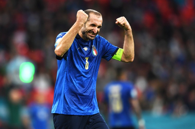 Chiellini blikt terug op wereldberoemde overtreding en toont lege locker bij vertrek