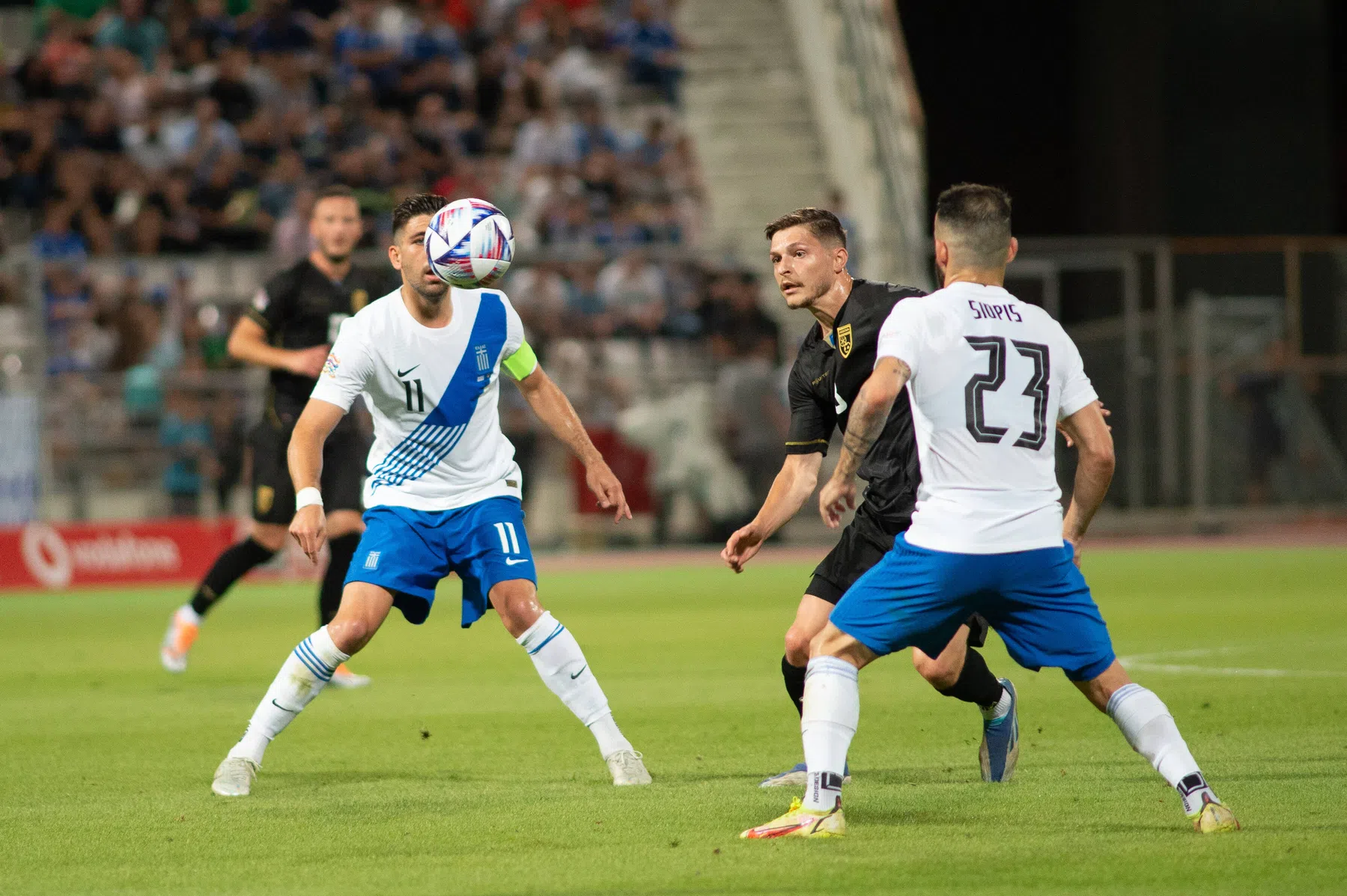 Servië maakt pijnlijke uitglijder, Giakoumakis laat Griekenland promoveren