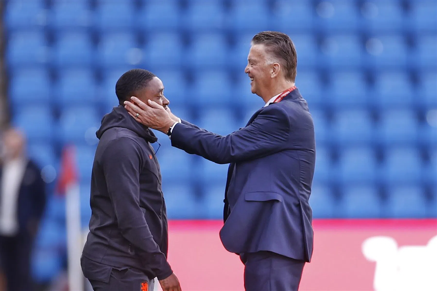 Oranje-internationals zoeken Van Gaal op voor transferadvies