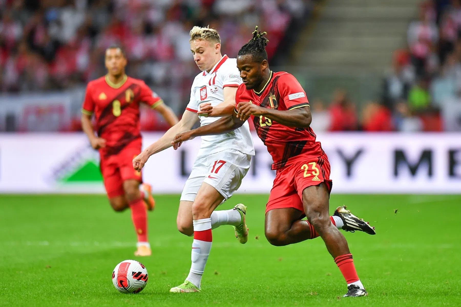 Batshuayi dendert door en bezorgt België winst in Polen