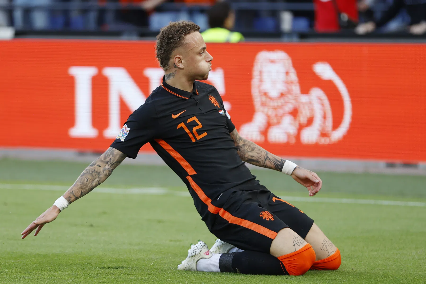 Lang dolt tegenstanders en maakt eerste Oranje-goal na assist Janssen