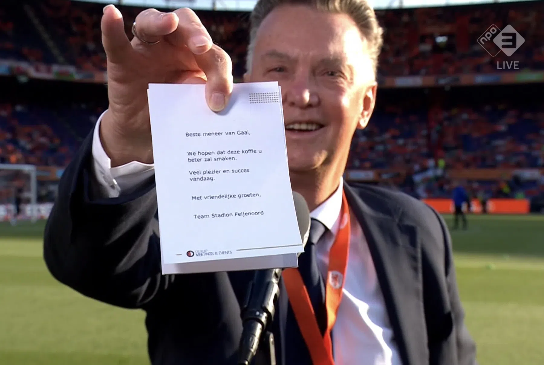 Van Gaal vindt 'heel lief' briefje bij espressomachine in De Kuip