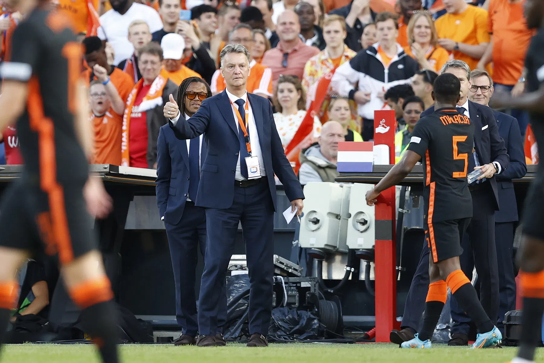 Van Gaal deelt waarschuwing uit aan internationals na zege op Wales