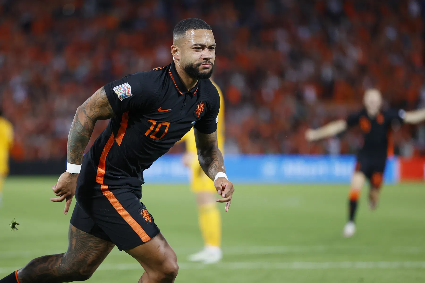 Oranje flikt het weer: Memphis wist laat doelpunt van Wales uit