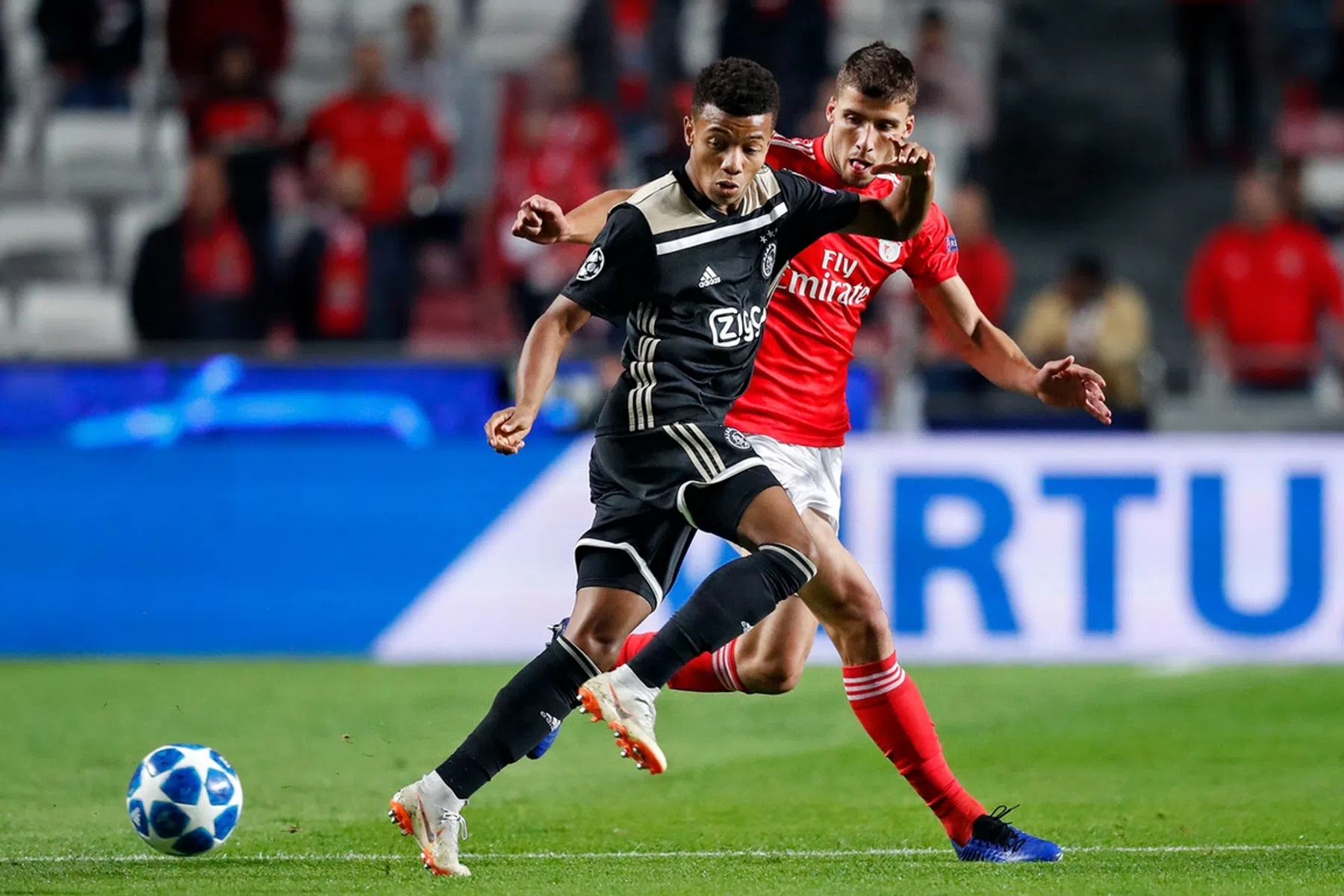 Neres eerste grote aankoop voor Schmidt bij Benfica
