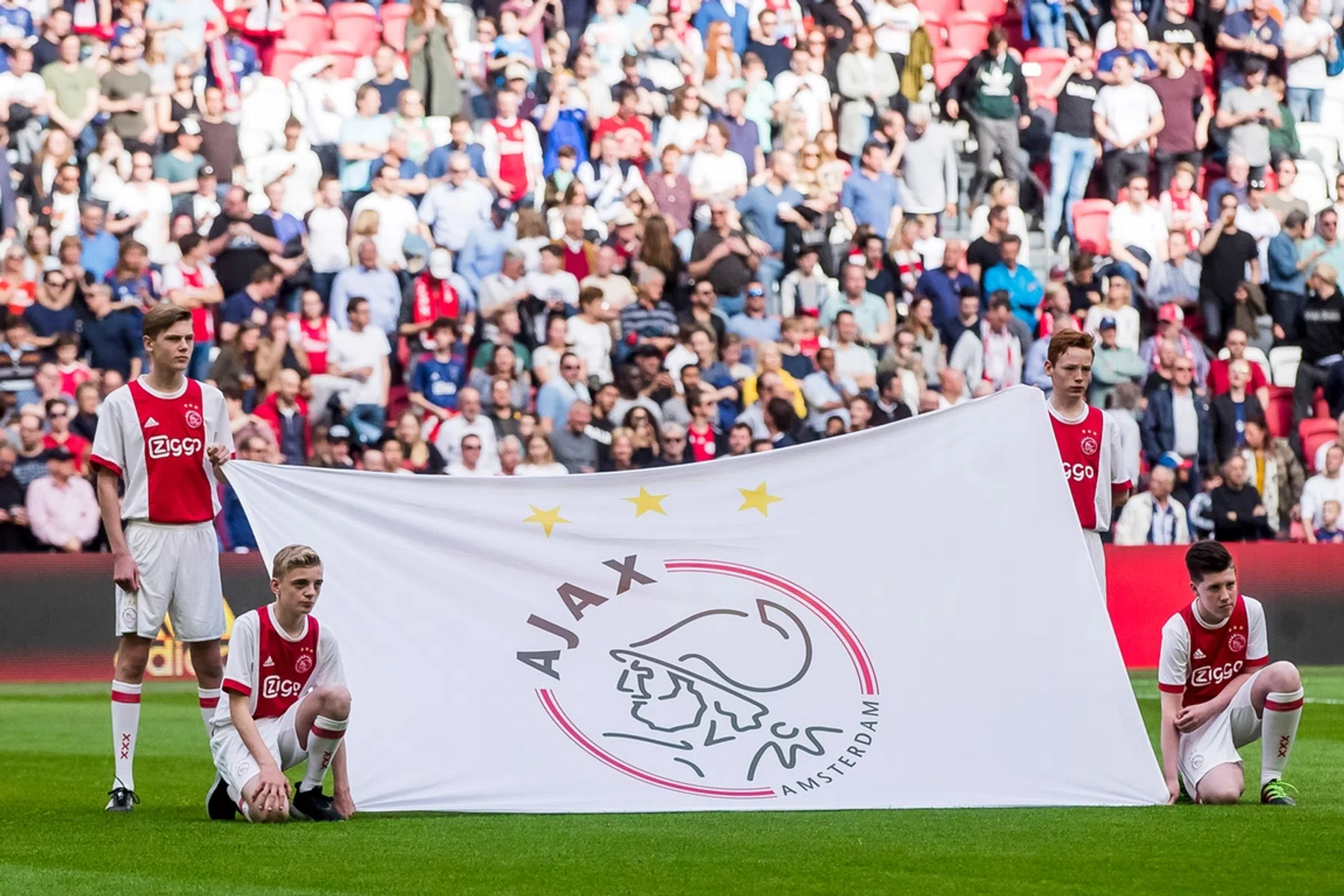 Ajax presenteert nieuw thuisshirt met gouden tinten