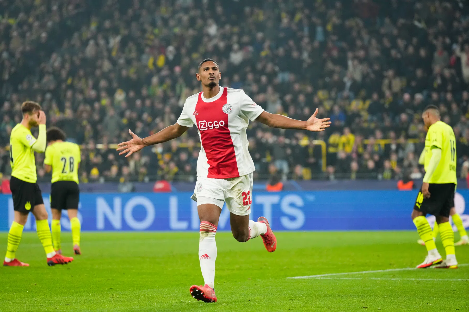 Ajax en Dortmund naderen akkoord over Haller
