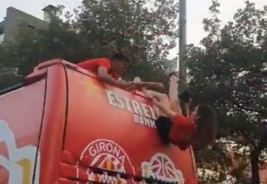 Girona-verdediger behoedt clubfotografe voor bizar busongeluk