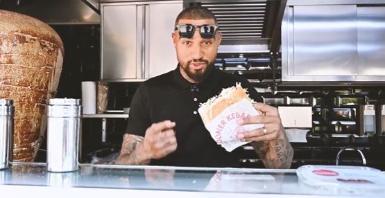Boateng geeft na heuglijk nieuws 2023 broodjes kebab weg aan Hertha-fans