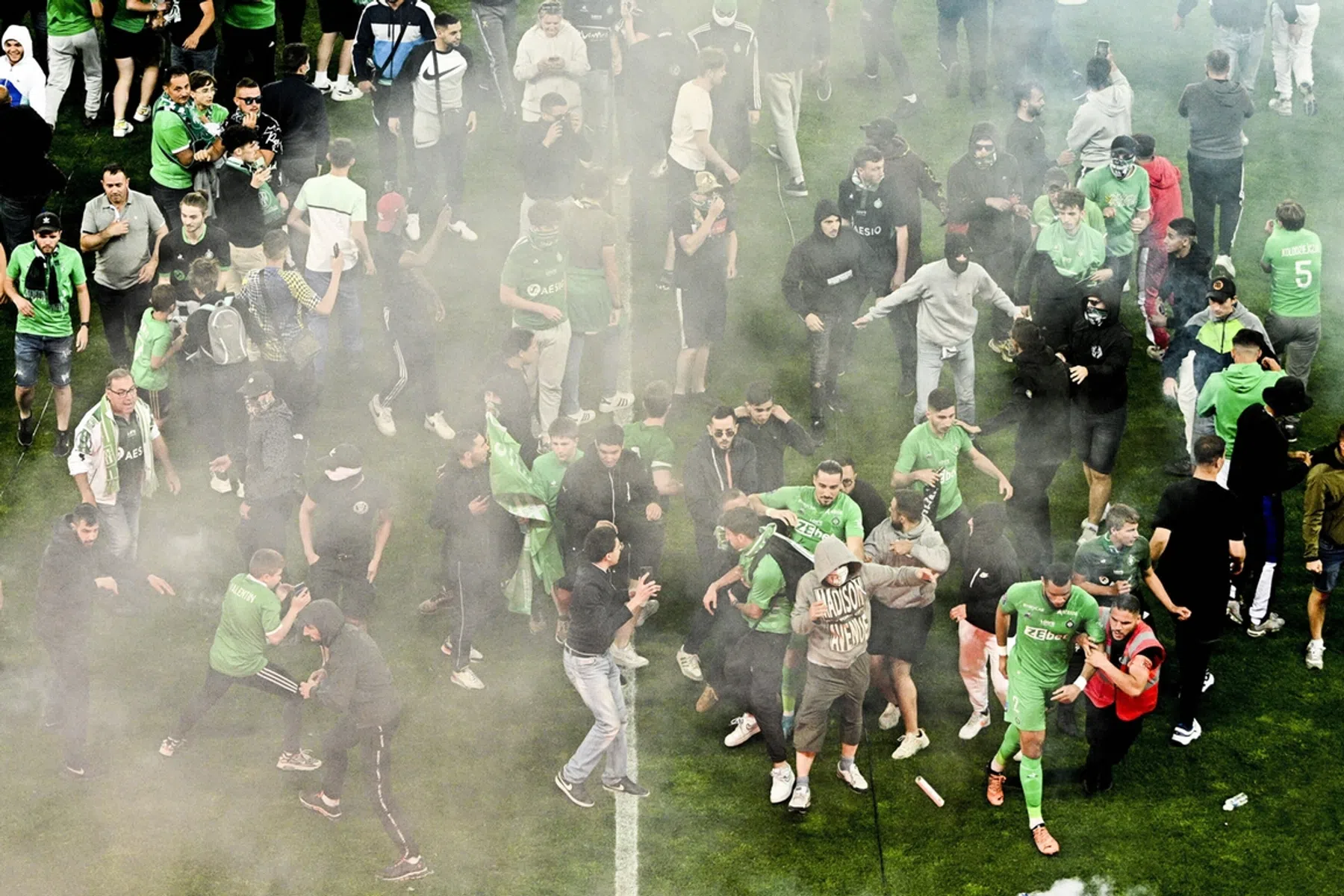 Saint-Étienne keihard gestraft wegens ongekende chaos na degradatie