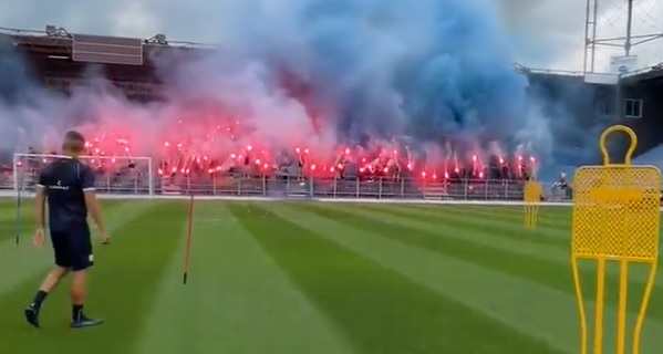 Mooie beelden: muur van vuurwerk bij eerste training PEC Zwolle