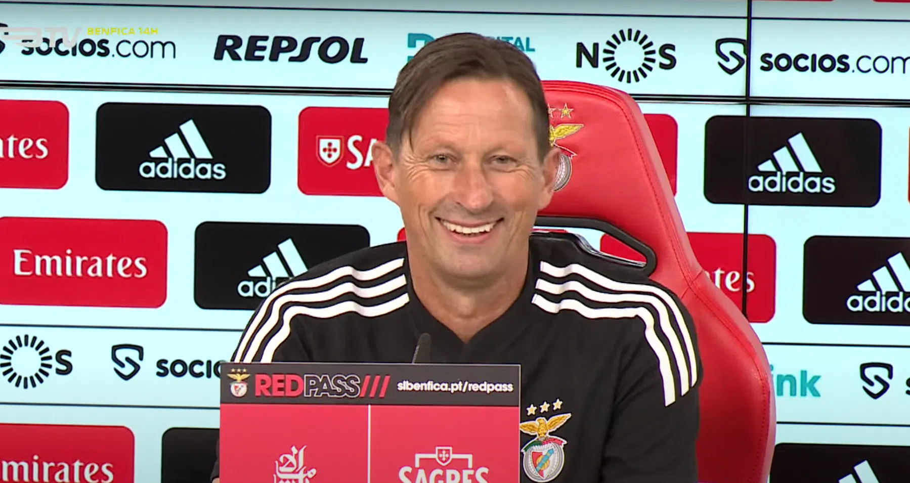 Schmidt kan lach niet onderdrukken bij vraag op eerste persconferentie