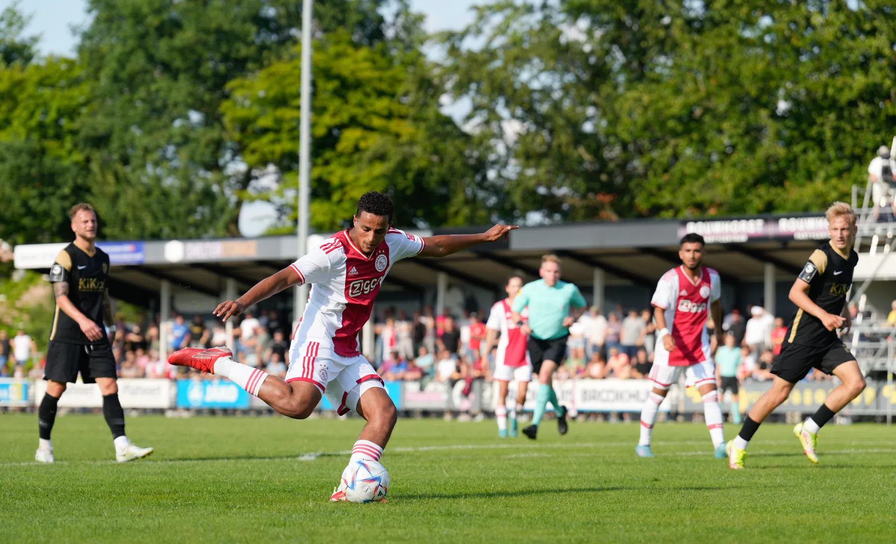 Ihattaren neemt kijkje bij fotograaf na ongelukkig moment in oefenwedstrijd