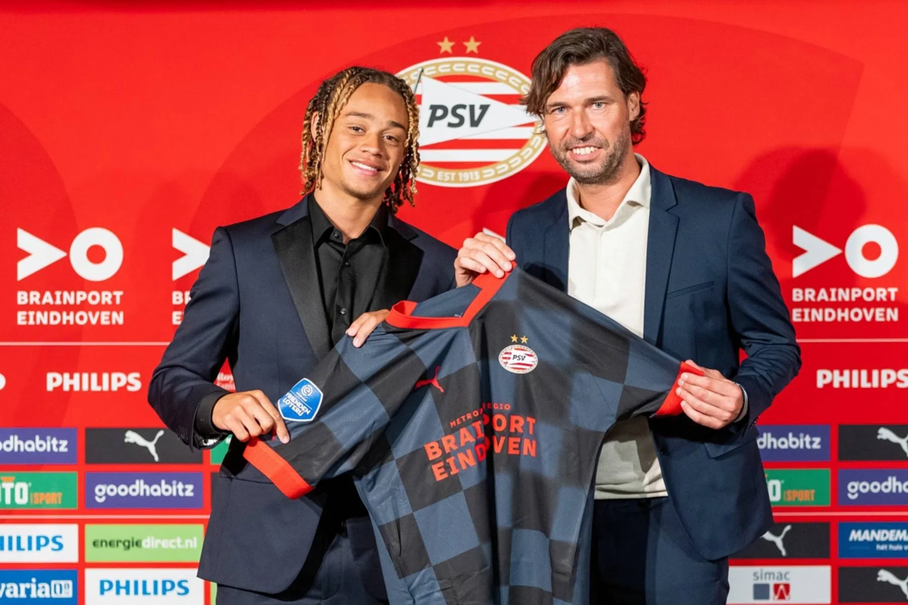 PSV verrast: Simons wordt niet gehuurd, maar tekent tot 2027