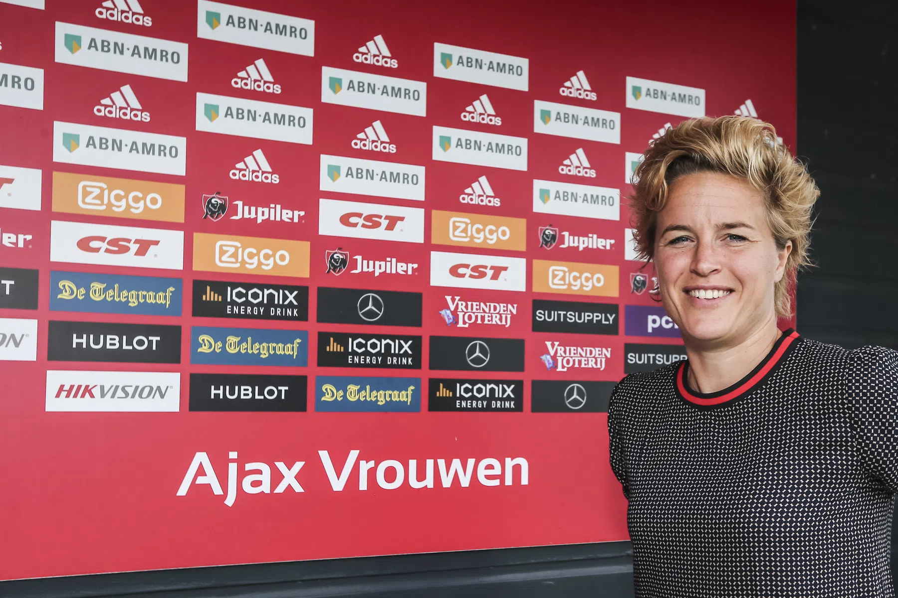 Oud-speelster Koster: 'Gedrag Overmars was bekend bij Ajax Vrouwen'