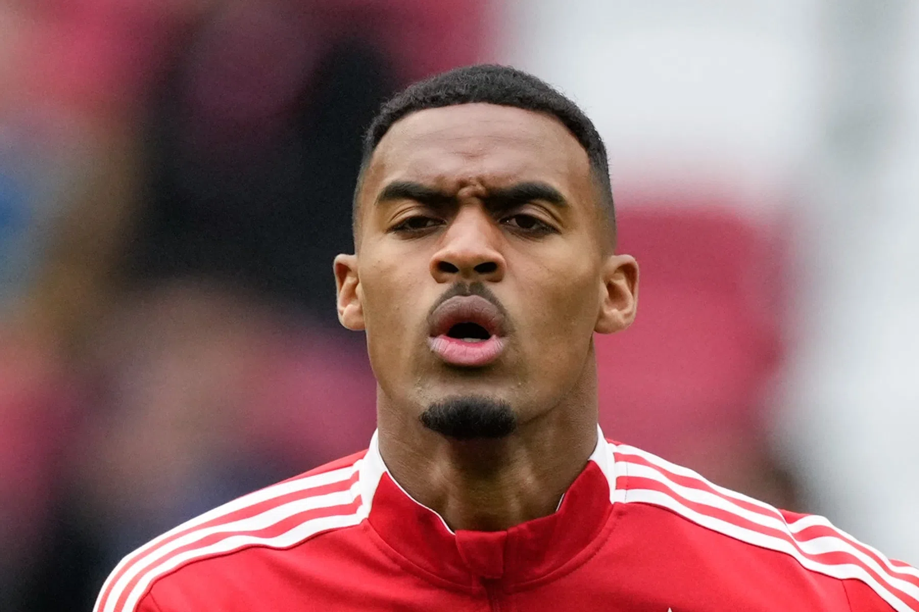 Gravenberch bij Bayern met masker op loopband 