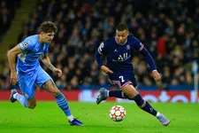 Thumbnail for article: Staan PSG en Manchester City inderdaad in het zwembad te pissen?