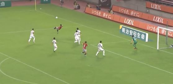 Bekijk hier de krankzinnige omhaal die de Japanse titelstrijd in leven houdt