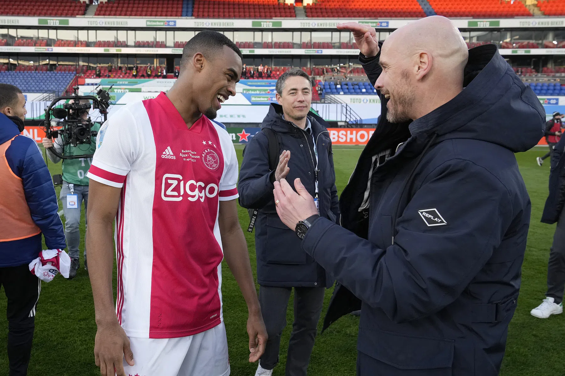 Lachende Gravenberch vertelt over Bayern-voorspelling Ten Hag