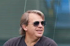 Thumbnail for article: Chelsea-eigenaar reist af naar Barcelona en voedt transfergeruchten