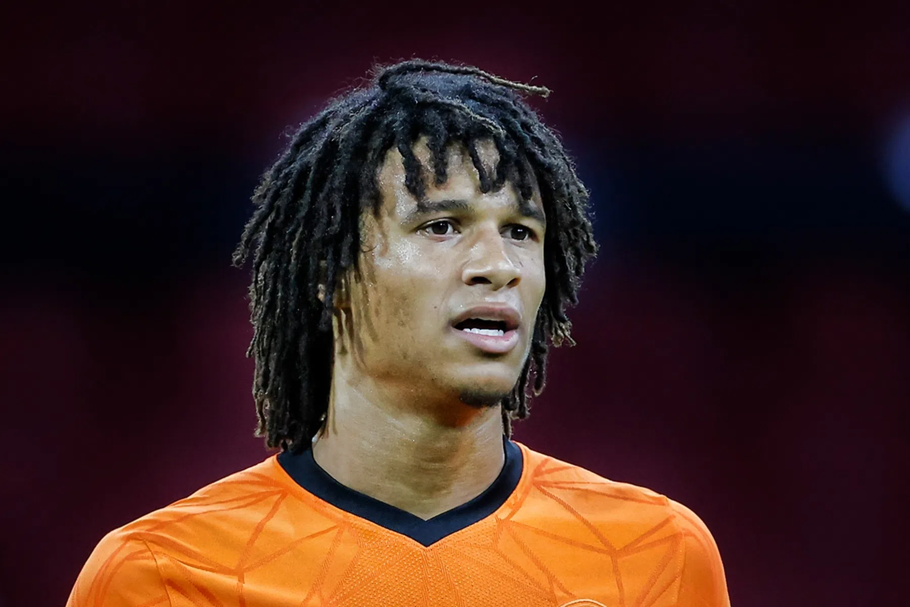 Chelsea pakt door in jacht op Aké