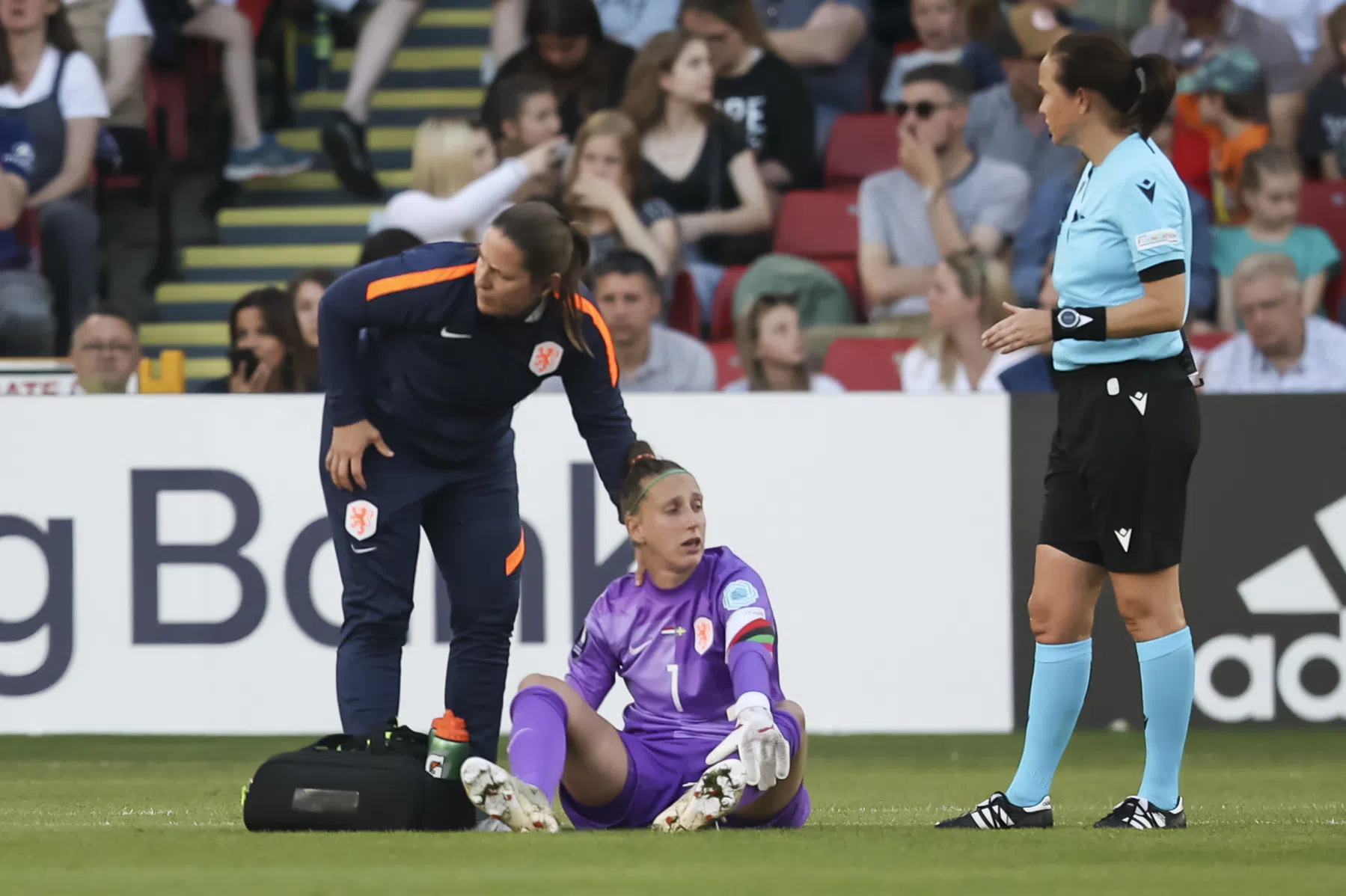 Dreun voor Leeuwinnen: aanvoerder Van Veenendaal niet meer in actie op EK