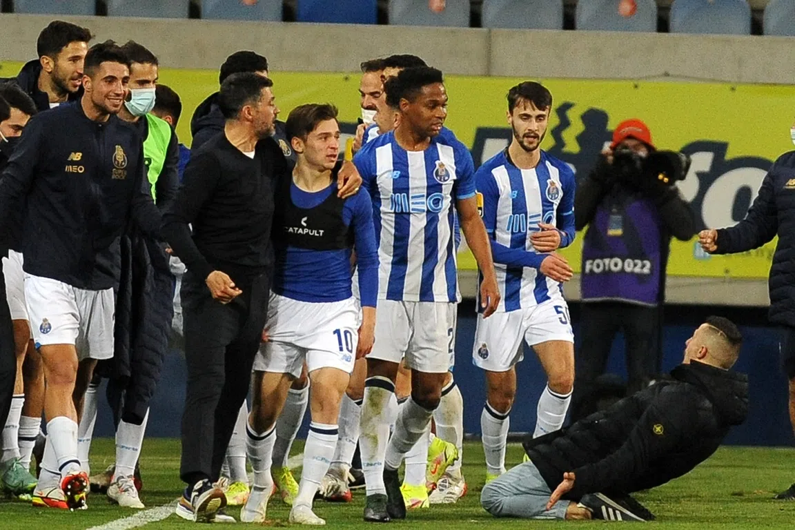 Emoties volop: toen Ajax-target Chico zijn vader en Portugal kippenvel bezorgde
