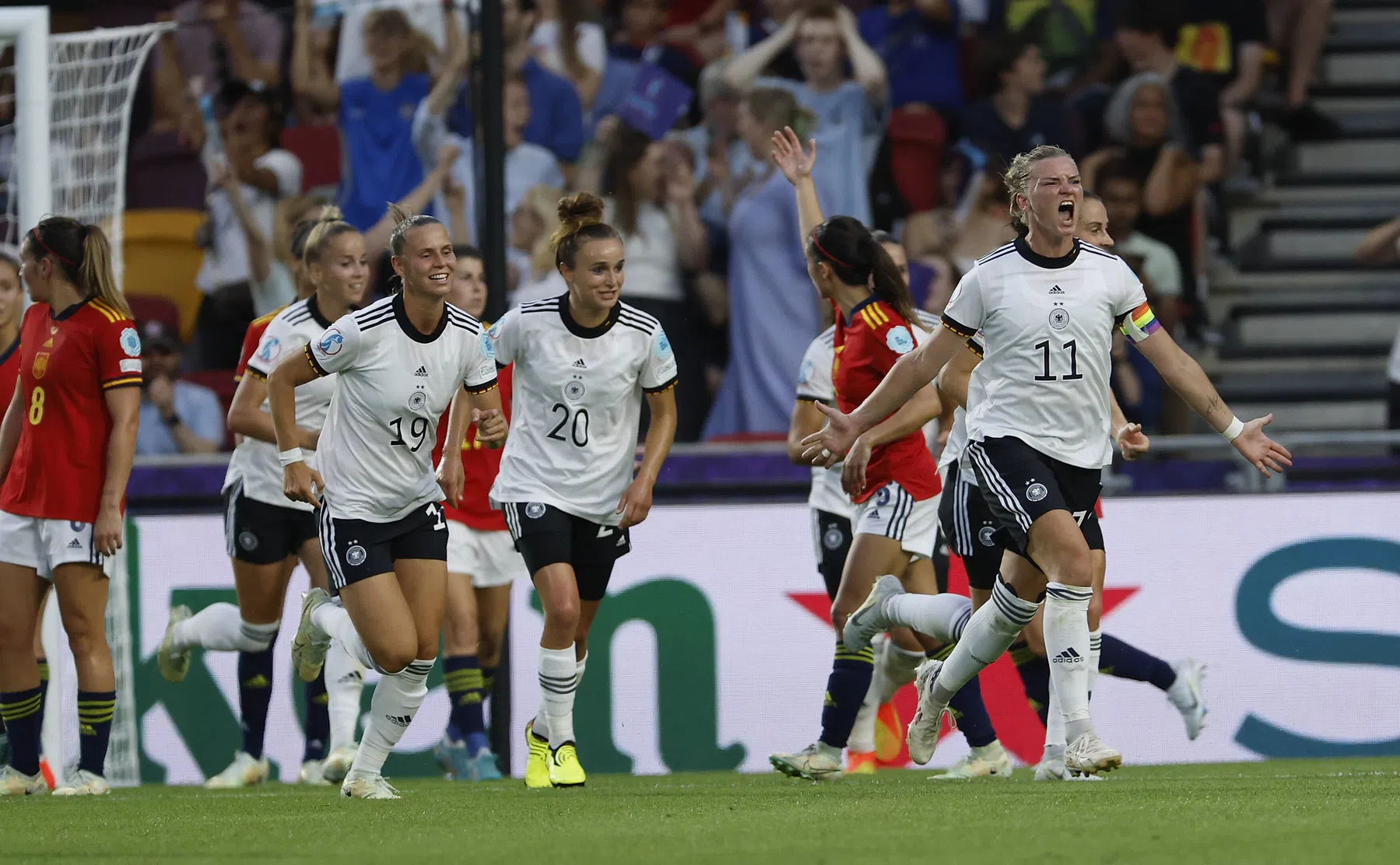 Spaanse blunder helpt Duitsland op weg naar kwartfinale