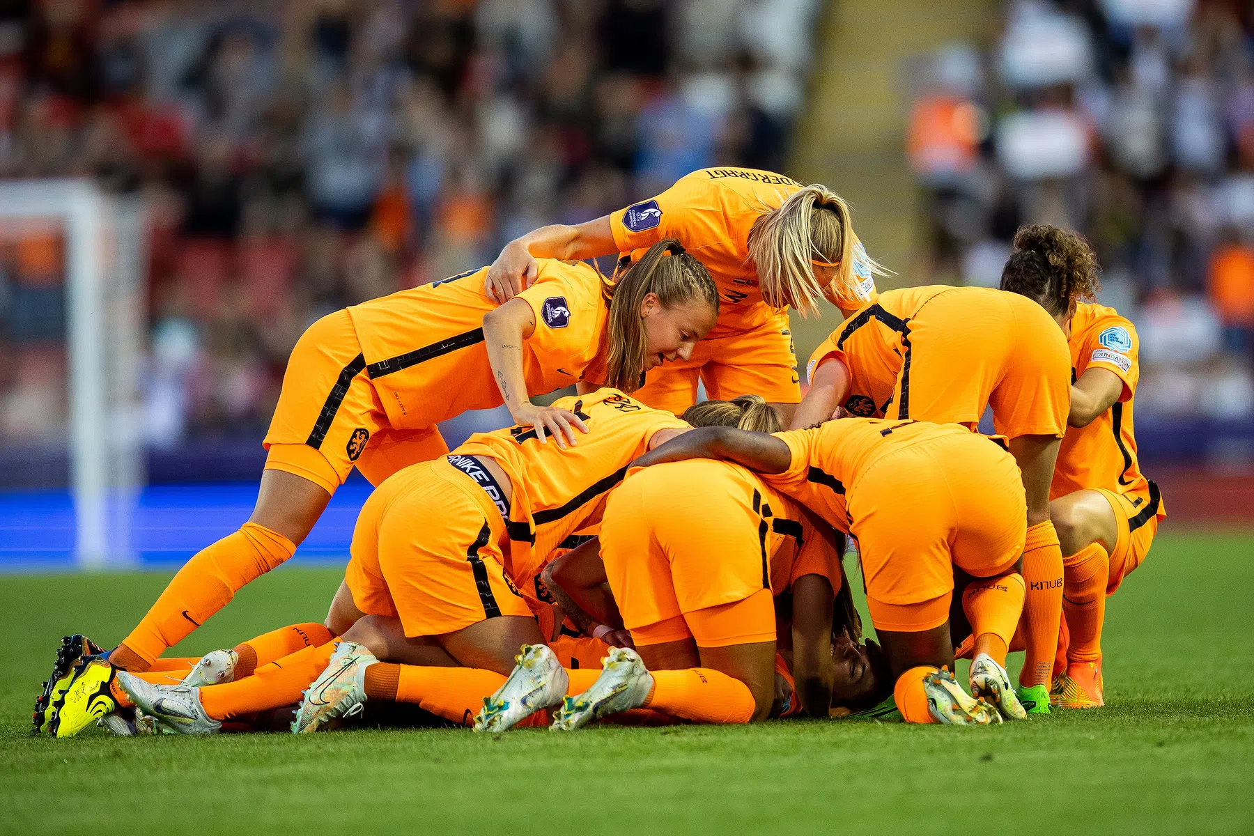 Van de Donk bevrijdt gehavende Leeuwinnen met prachtgoal