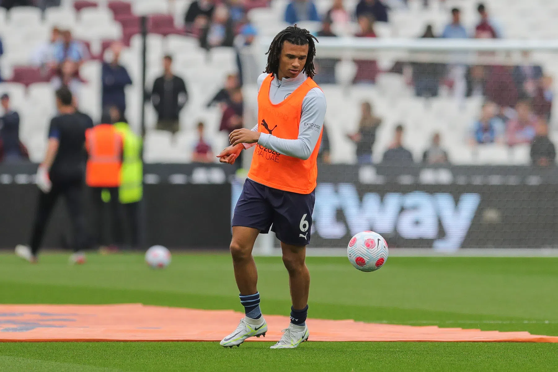 Aké neemt samen met Manchester City verrassend toekomstbesluit