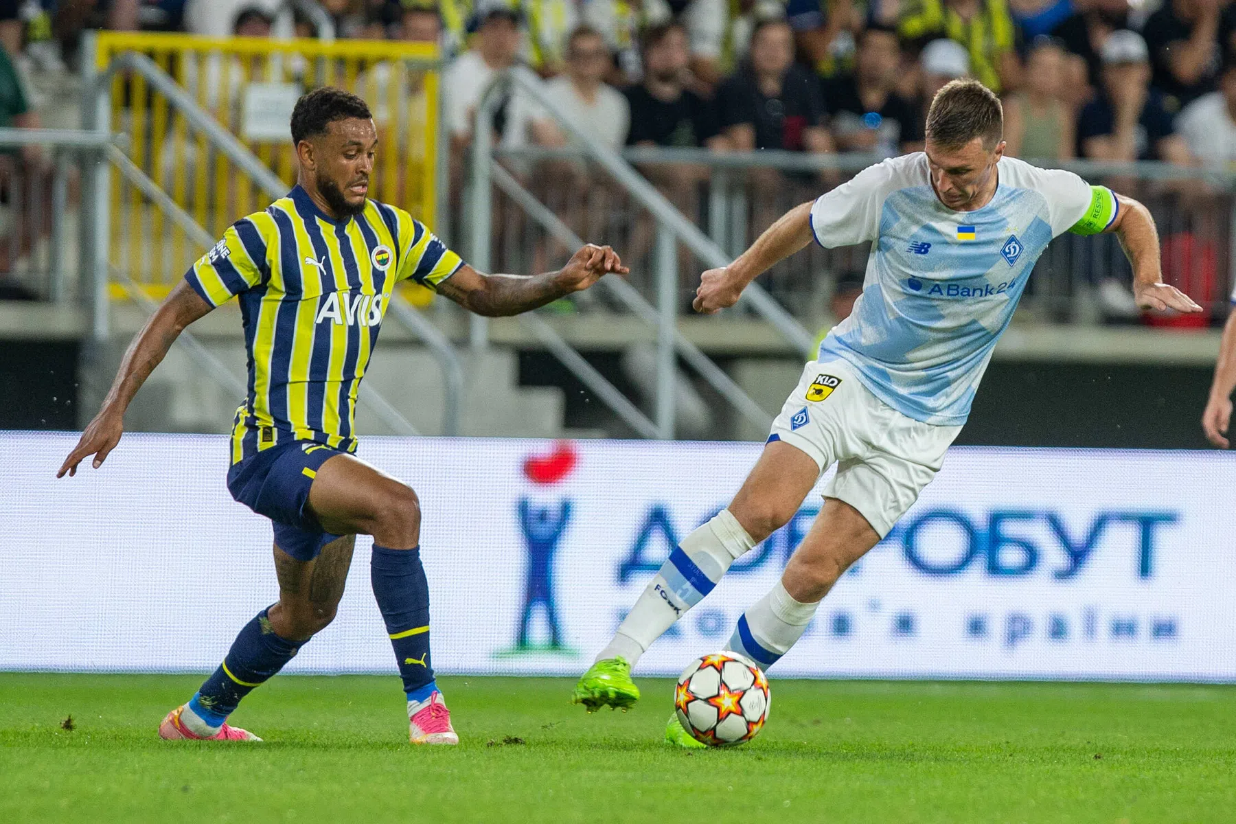 Dinamo Kiev is weer een voetbalclub: veel emotie bij eerste officiële duel van het jaar