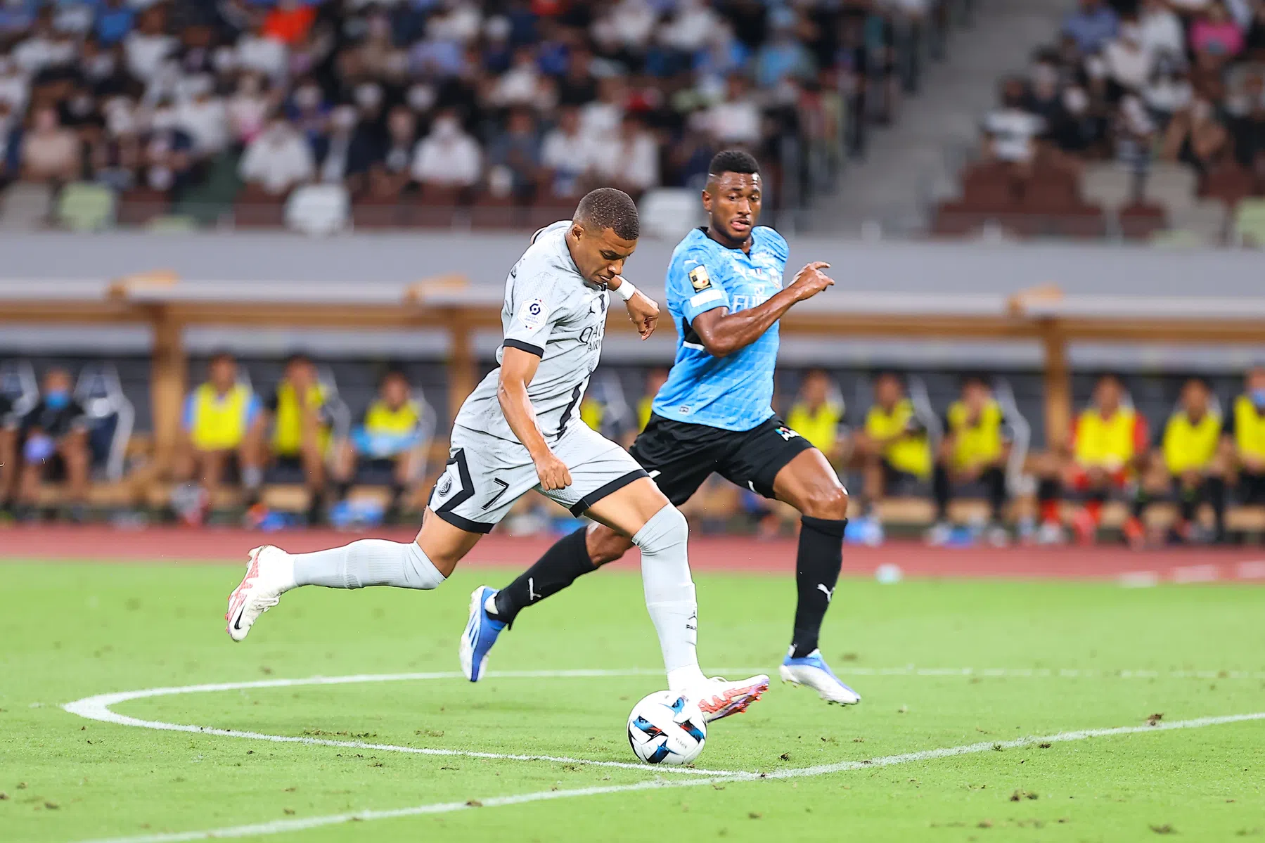 Mbappé steelt de show met tovergoal in oefenduel PSG