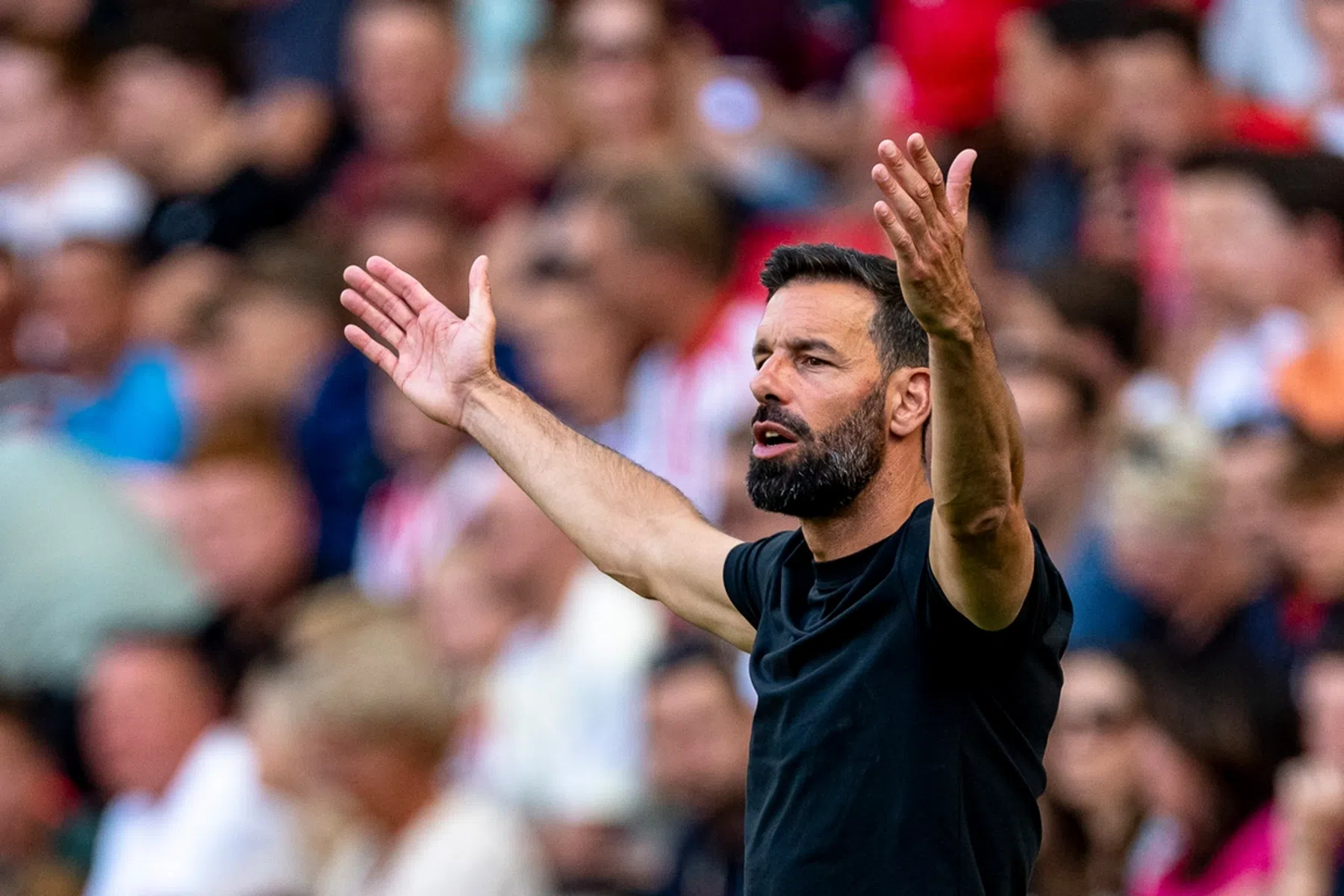 Van Nistelrooij houdt kaarten voor de borst: 'Benaderen alles maximaal'