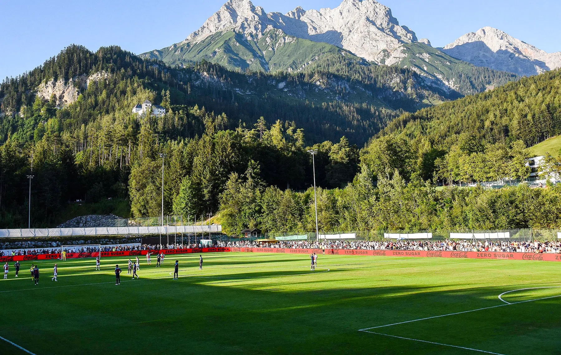 Ajax zet na drukke transferzomer in op saamhorigheid