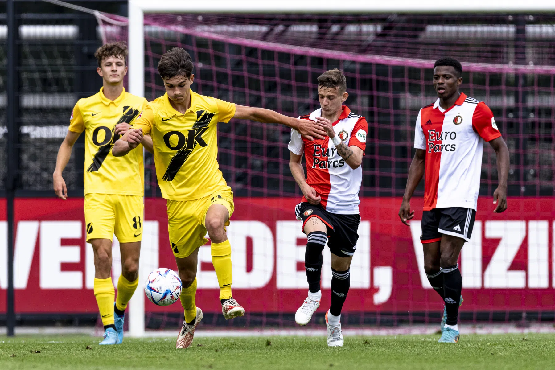Szymanski laat zich bij oefenzege op NAC voor het eerst zien bij Feyenoord