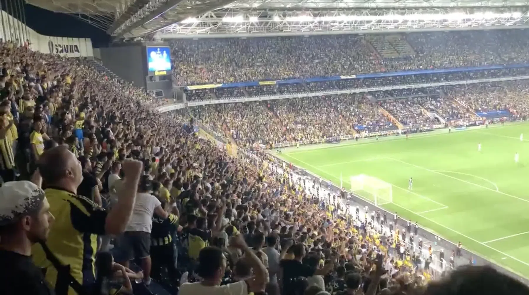 Fenerbahçe-supporters scanderen naam van Poetin richting Dinamo Kiev