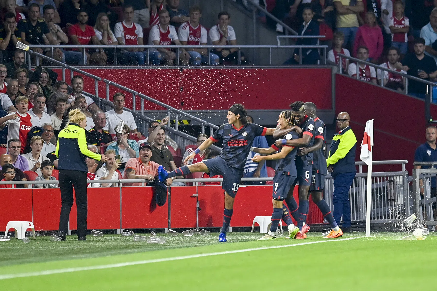 PSV pakt Johan Cruijff Schaal na ongekend spektakelstuk tegen Ajax