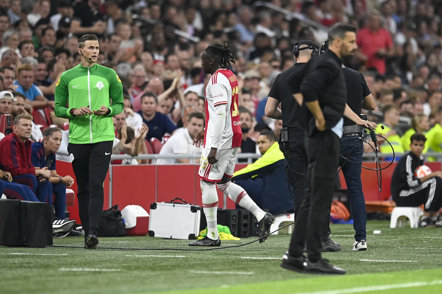 Dramatisch Ajax-debuut: Bassey krijgt rood tegen PSV