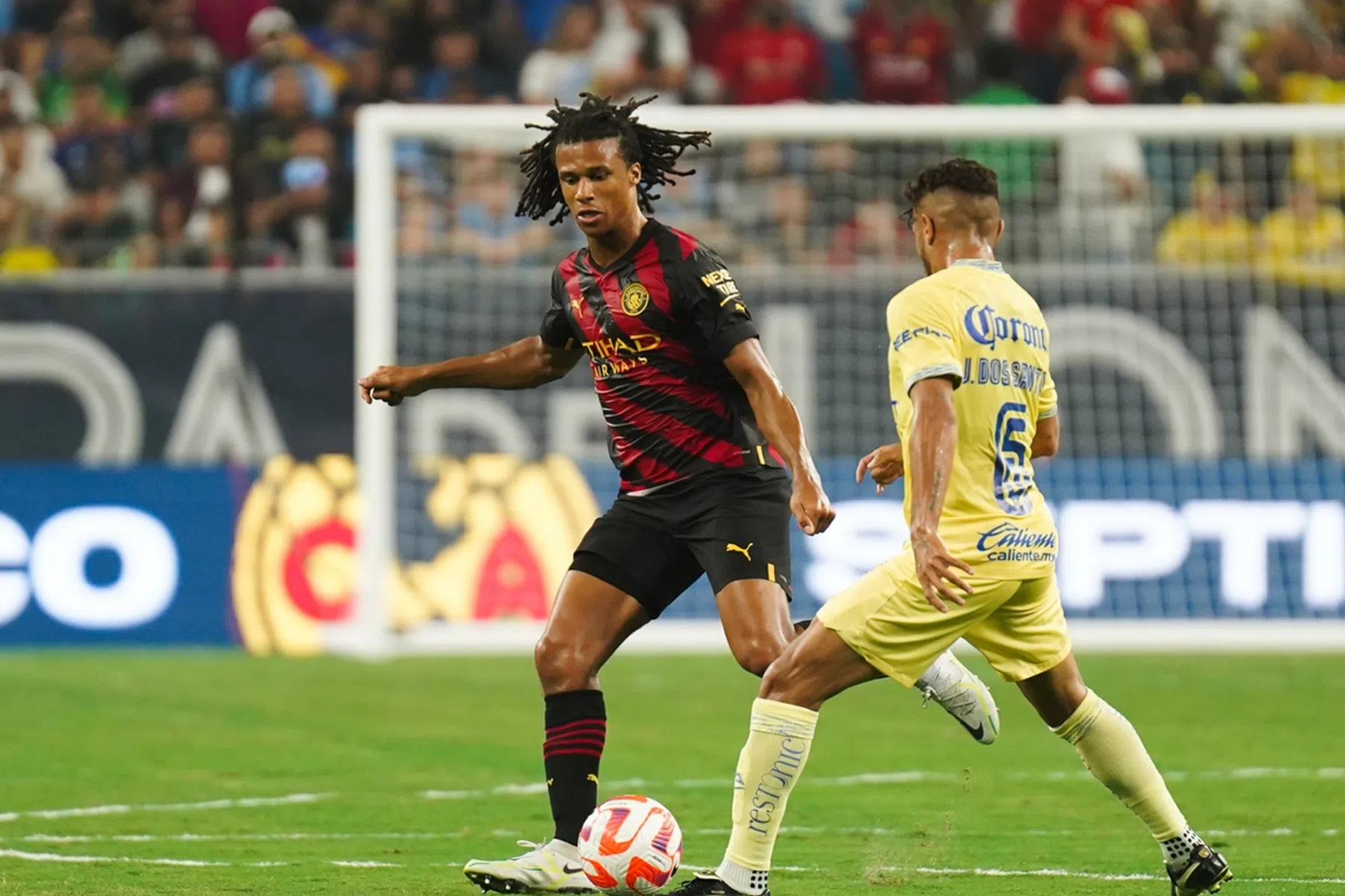 Van Dijk en Aké tegenover elkaar in Engelse seizoensopener, één topspits op de bank