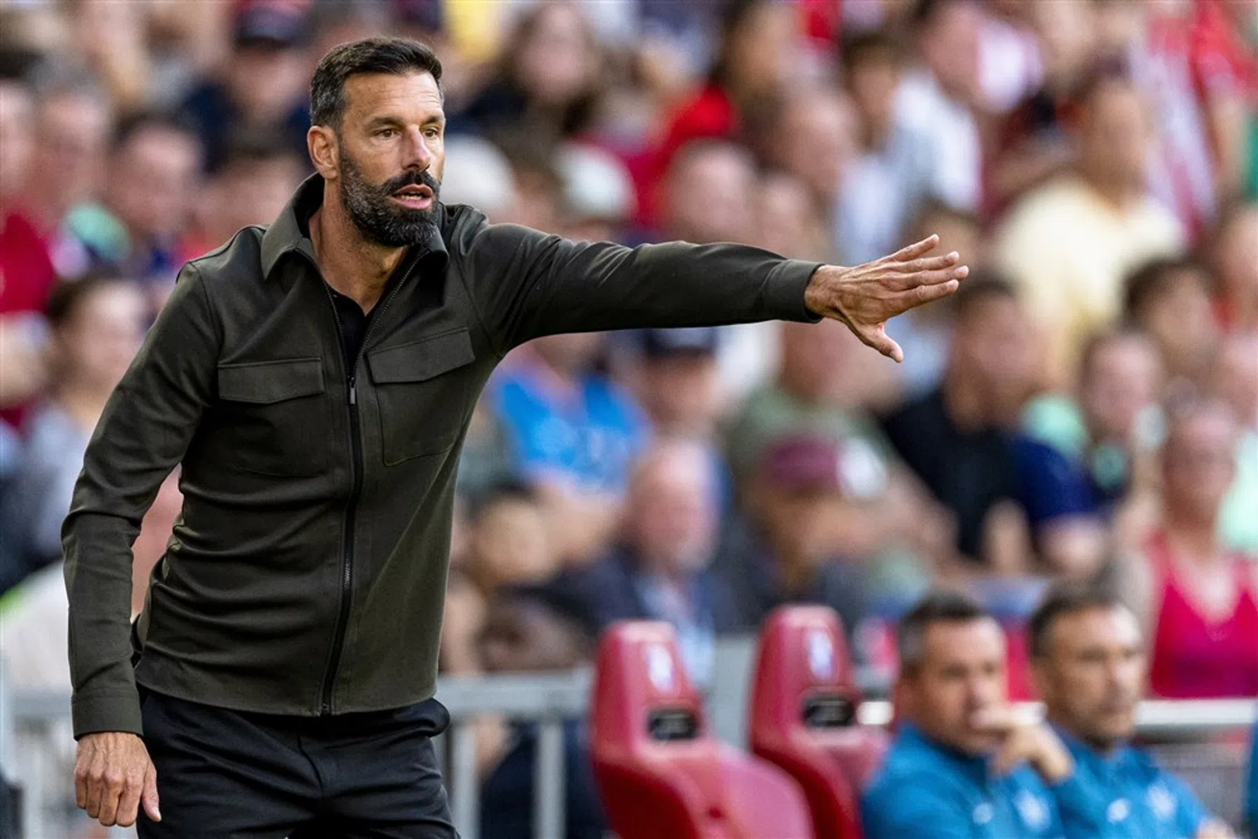 Van Nistelrooij maakt vervanger van Madueke tegen Ajax bekend