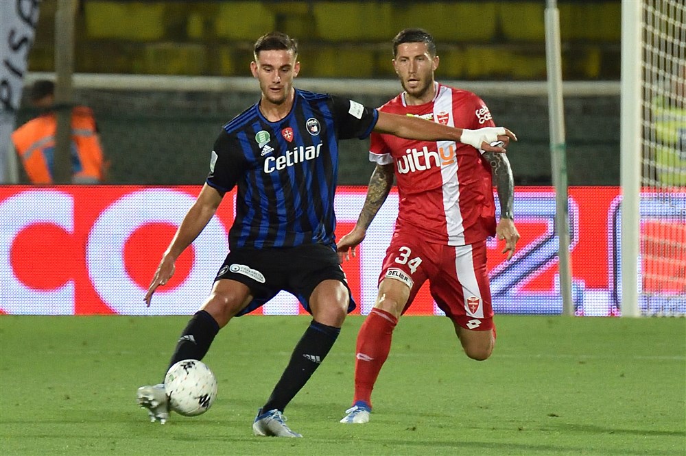 Ajax heeft zijn targetman binnen: boomlange Lucca gepresenteerd