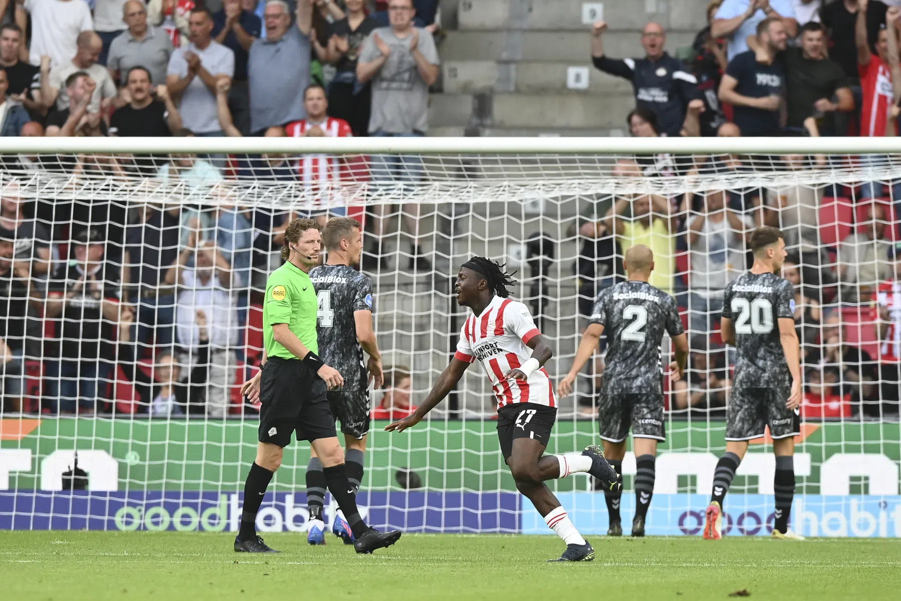 Emmen maakt extreem knullig eigen doelpunt tegen PSV