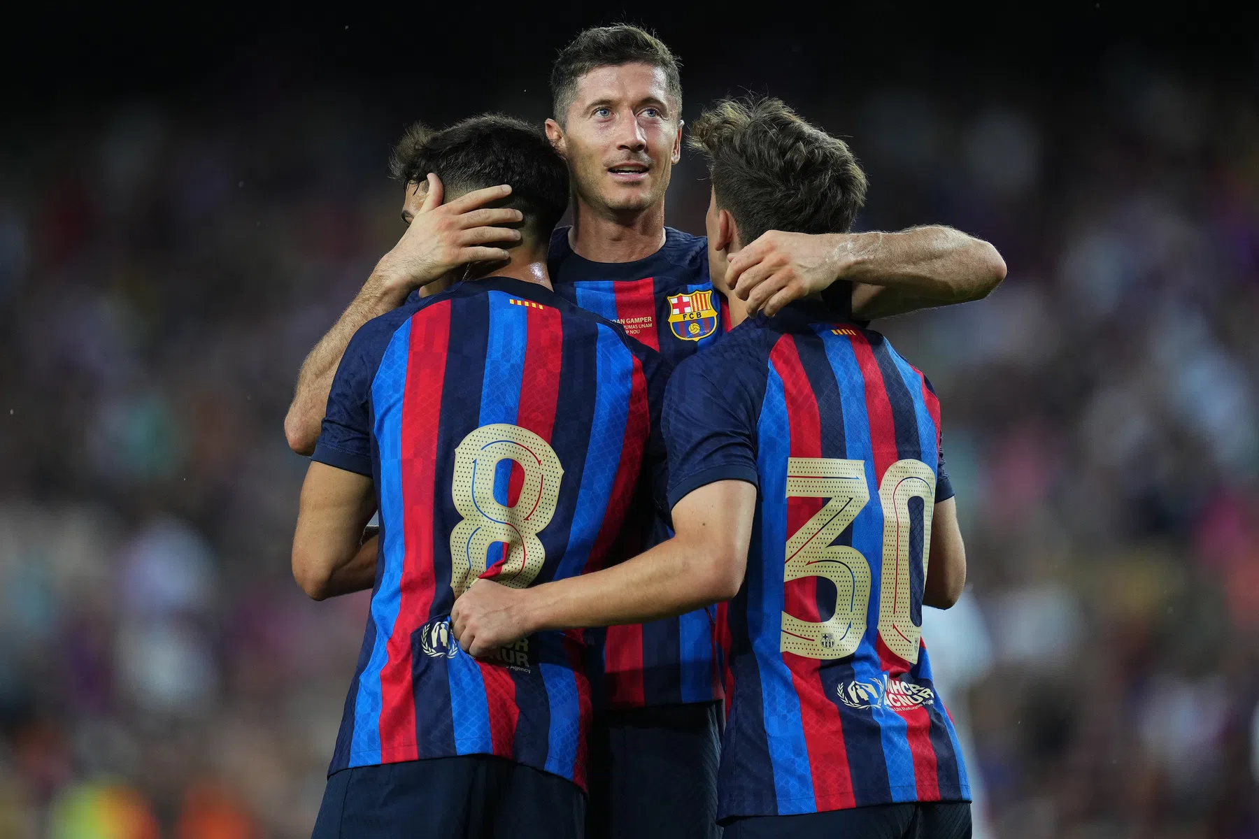 Barcelona swingt met fenomenale Lewandowski en scorende Frenkie de Jong