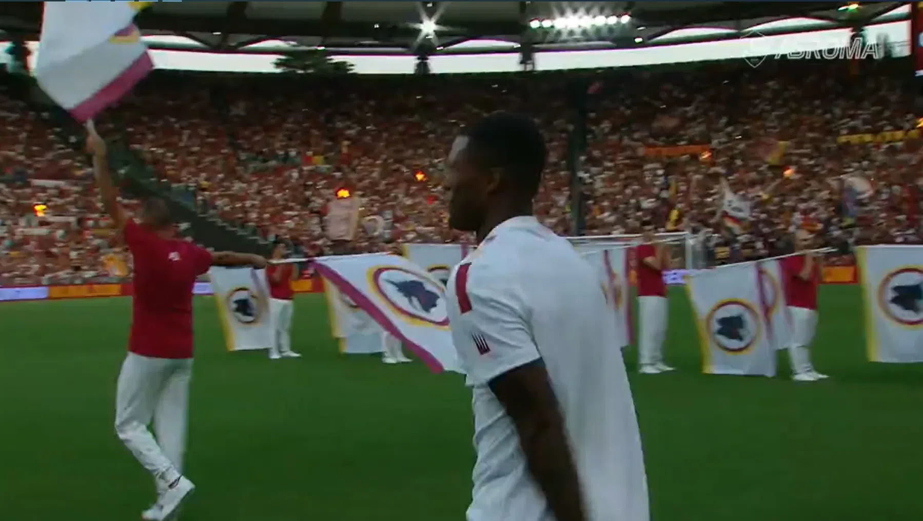 Prachtige beelden: duizenden Roma-fans zingen Wijnaldum toe