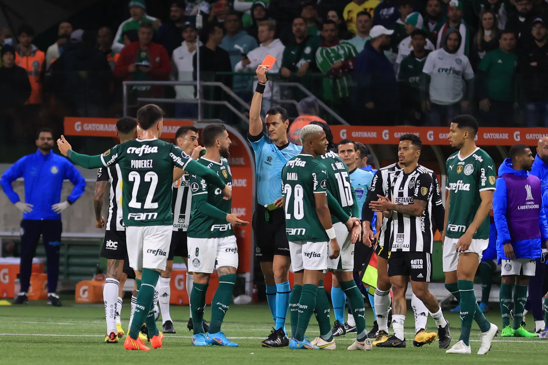 Bizarre schoppartij beslist na pingels in kwartfinale Copa Libertadores
